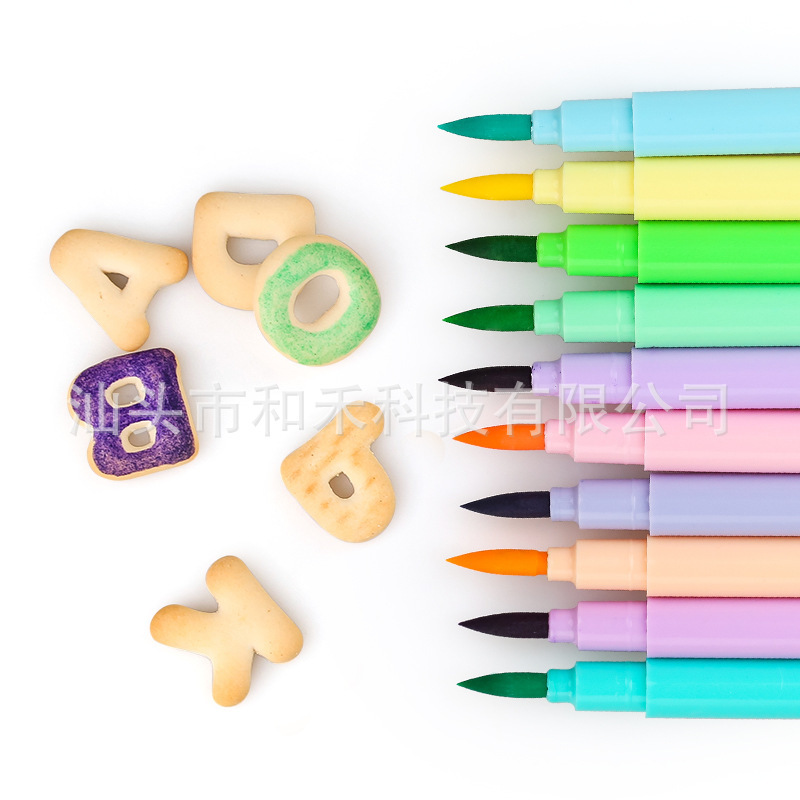 Một cây bút hai màu ăn được trong mực cấp độ thức ăn.