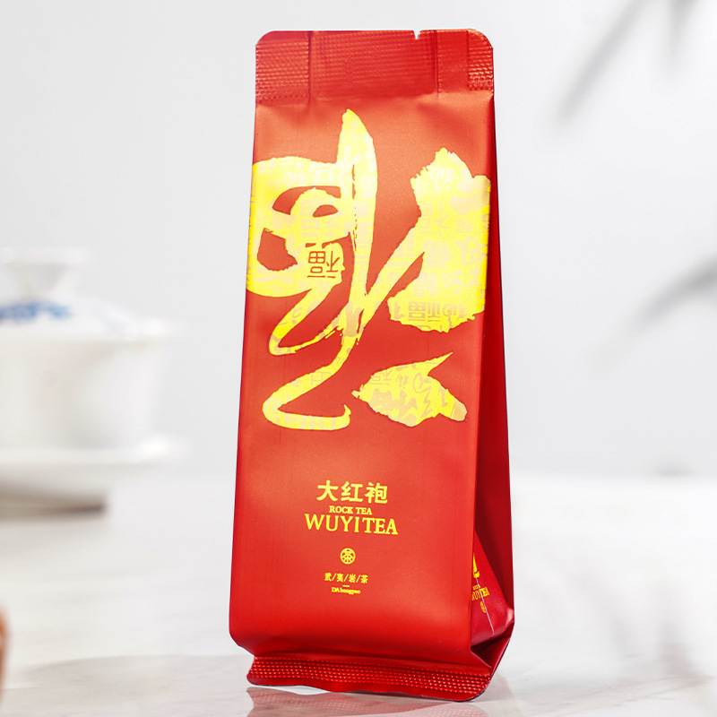 Một hộp trà loại 250g với trà quế ở trên cột buồm.