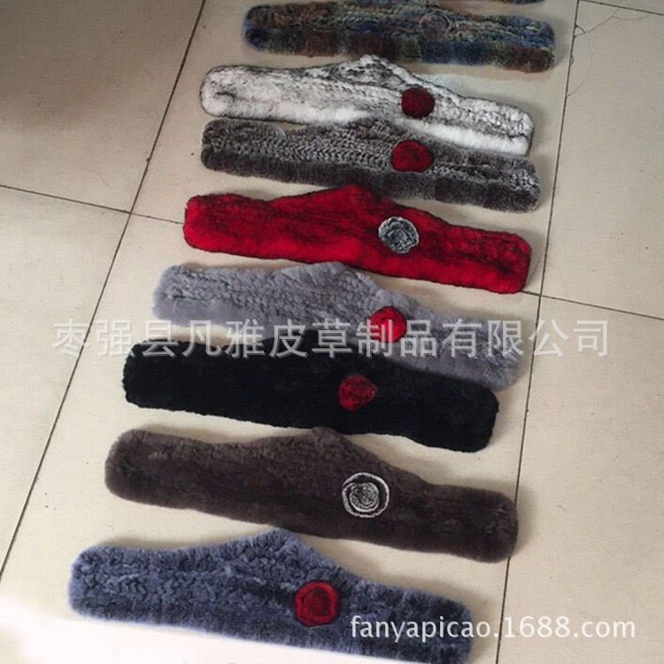 Hebei Camp Vanyapia otters with a twig and a twilight scarf for winter.