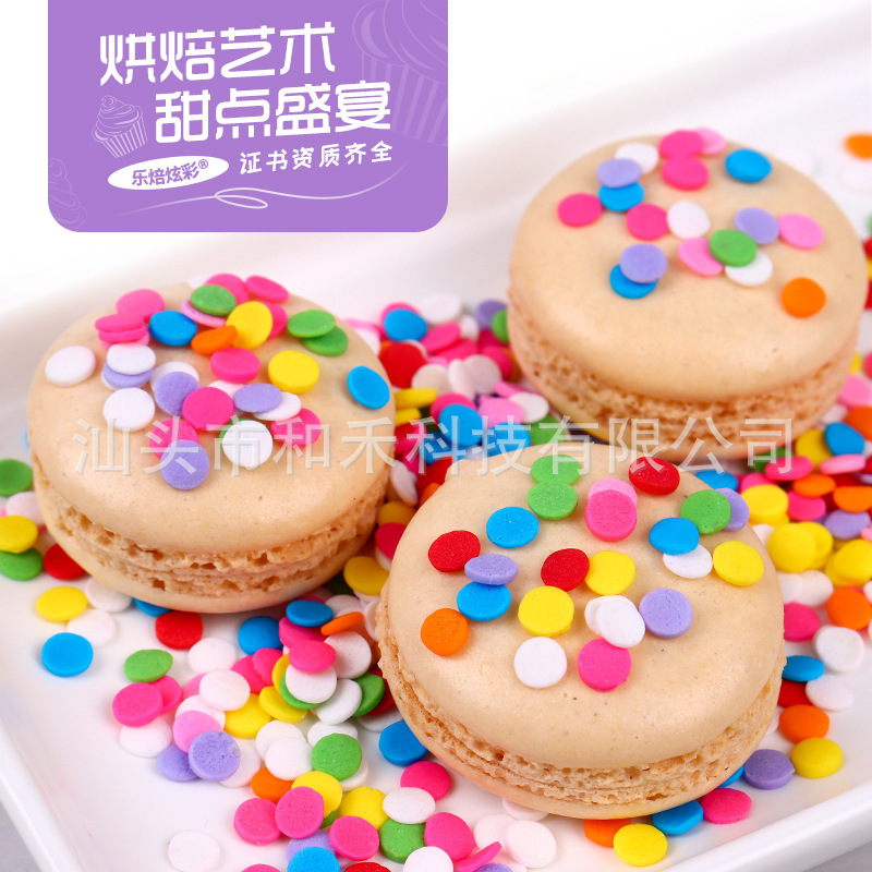 Kẹo đường có thể ăn một miếng bánh hạnh nhân nhiều màu với một cái bánh rán đường.