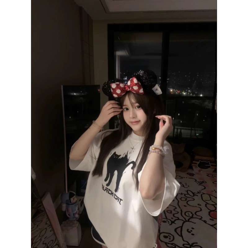 Những con mèo người Mỹ thuần túy với tay áo ngắn và áo thun.