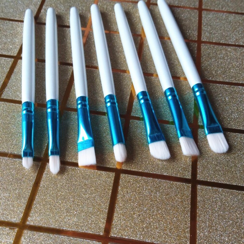 Single eye brushes, six seven pairs of sponge eye brushes.