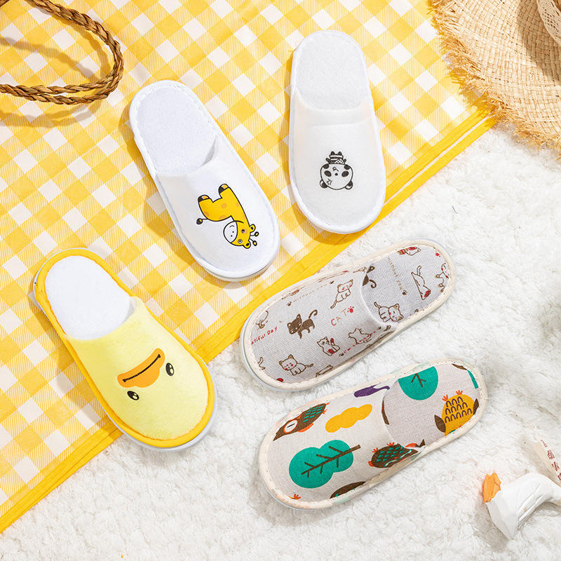 One-time slipper slipper protection for hotel children with a toong-ga-gold children travelling indoors