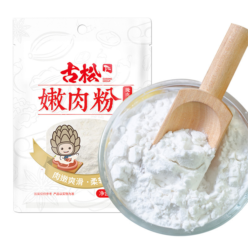Người thợ săn thông cũ đầu bếp thợ săn thông trong một nhà bếp thịt gà rang thương mại.