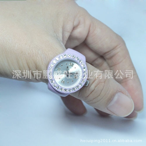 Processing custom ring watch shows the time of the spring and the table of the finger.