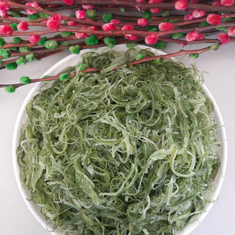 Cả đàn với nước muối và rong biển tươi. Xà lách tảo biển.