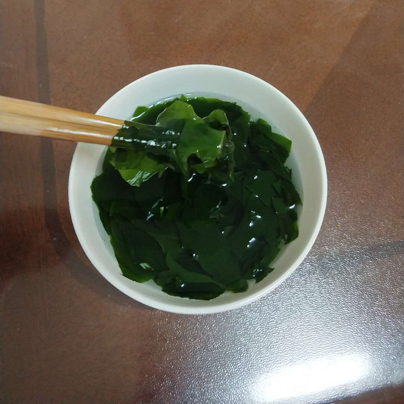Những chiếc váy khô Dalian với rau củ, rau cải và dầu mạ.