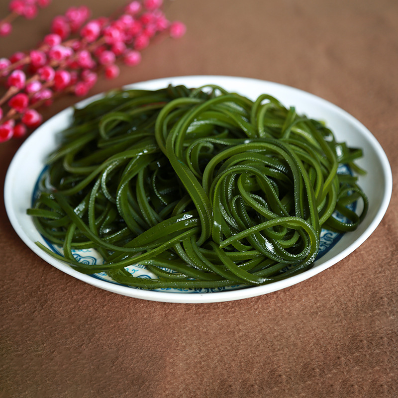 Những chiếc váy biển Dalian với những dải băng biển tươi và một hộp đầy thắt lưng biển với rong biển muối.