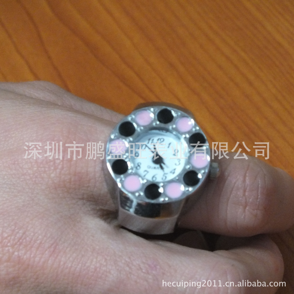 Processing custom ring watch shows the time of the spring and the table of the finger.