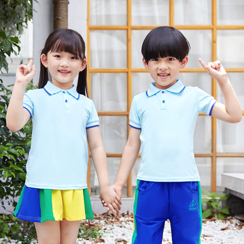 A new short-sleeve summer school uniform for young and middle-aged children in a blue POLO shirt for the summer.