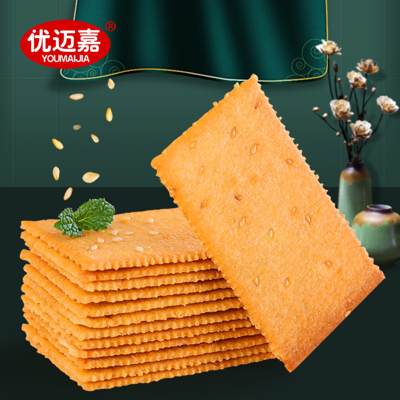 Nhiều giống loài cho một số lượng lớn bánh quy sesame trong hộp bánh snack đỏ của Yumega Sessake Biscuit.