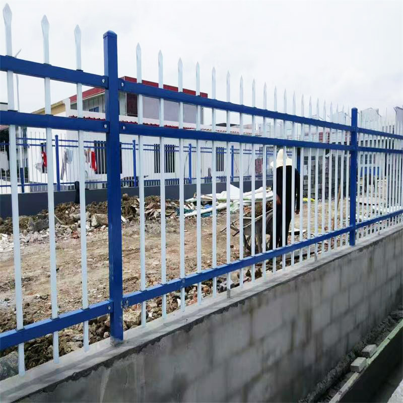 Welding of the wall of the small area fenced with zinc steel fences and the fence fenced with the fenced fenced with the iron fences