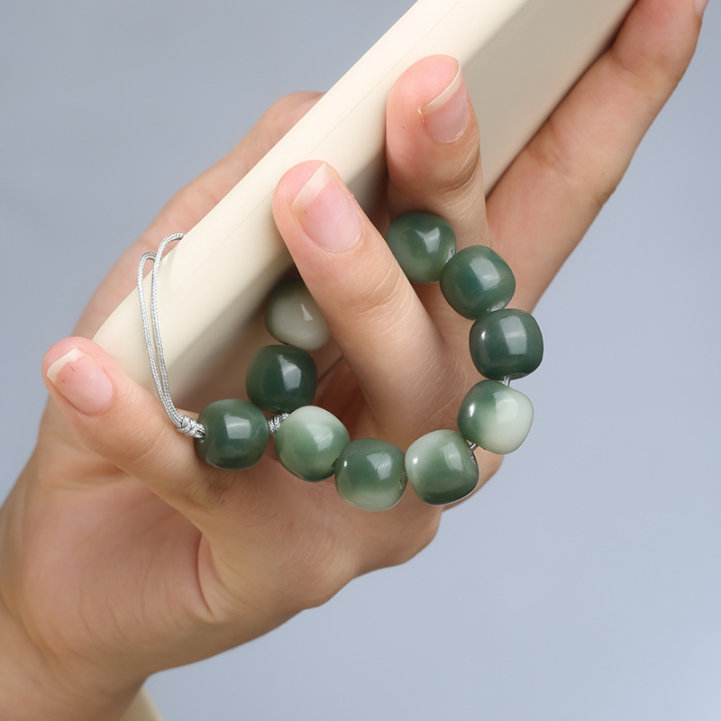 Bàn tay chìa khóa nhỏ của Bottigan quanh ngón tay Joowen, và anh ta đang làm hàng rào cho chuỗi hoạt hình dễ thương của Đức Phật.