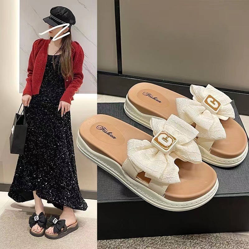 The new 2024 foreign trade in fashion slippers for women bathing and skiing and wearing a soft-down interior.