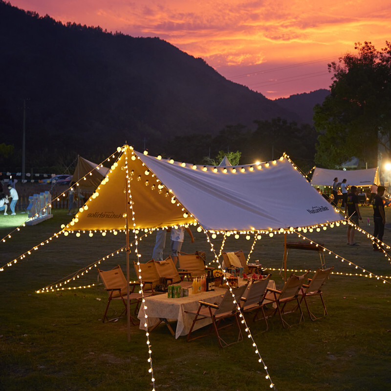 The outdoor camping atmosphere, a round-of-the-blank tent, a roof decorating light, a light flash for the led light.