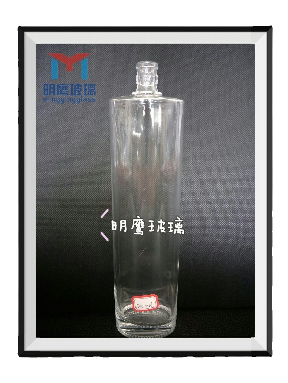 Một chai thủy tinh mới với một chai thủy tinh mới với một chai thủy tinh mới và một ly thủy tinh.