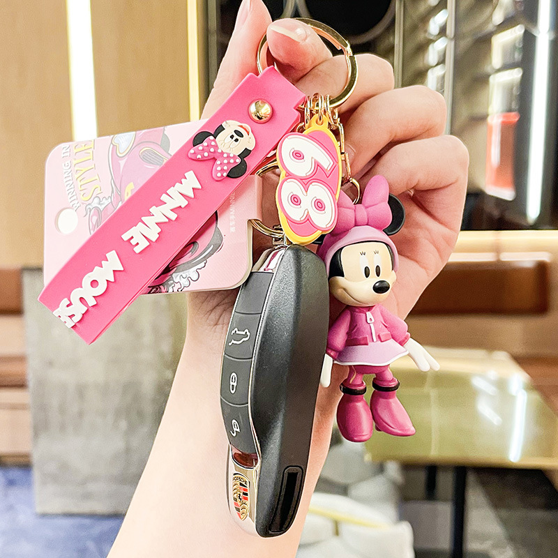 Tay đua đầu tiên của Mickey Minnie cài nút xe với một cặp chìa khóa.