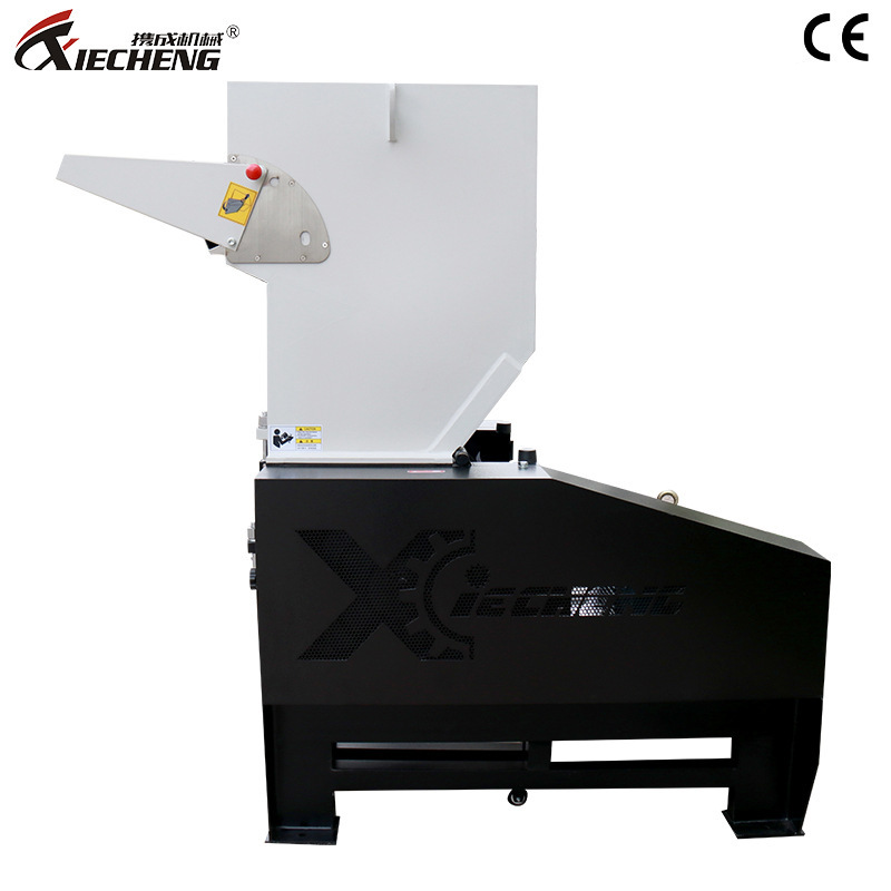 The factory is selling low-noise V plastic shredders, talking about shredders next to the used plastic crusher mask.