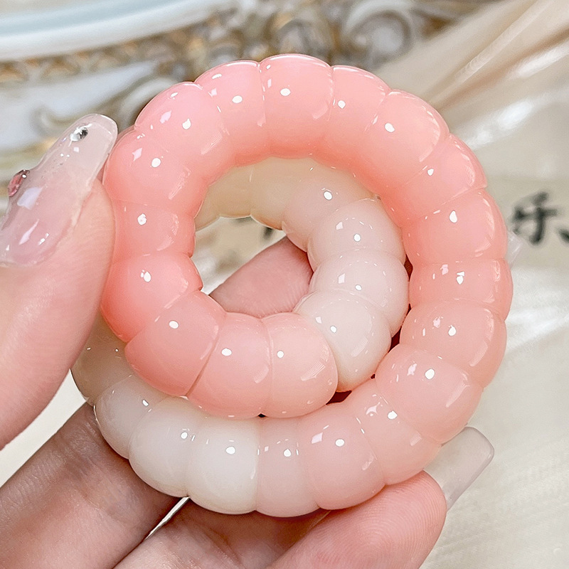Bàn tay bạch kim của lợn, cắt cầu vồng sứ, từ từ quay xung quanh với một ngón tay mềm.