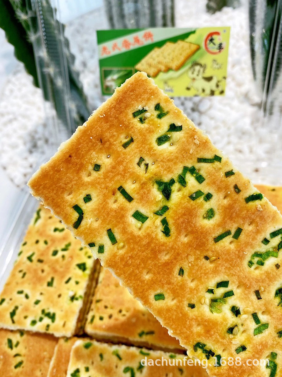 Một cái bánh hành tây, nguyên chất, cũ kỹ, 400 hộp thức ăn và bánh thực phẩm.