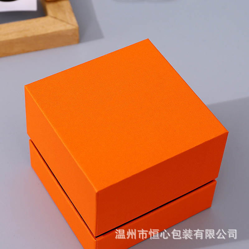 The manufacturer customises the collection of wristwatch card box gifts in high-end handbags