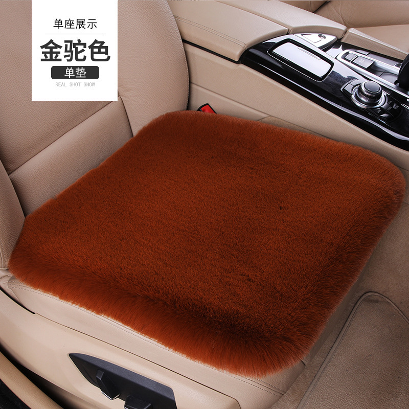 A car sits on a winter velvet single, three pairs of short hair warmed up in winter, with no back-to-back velvet airlock cushion.