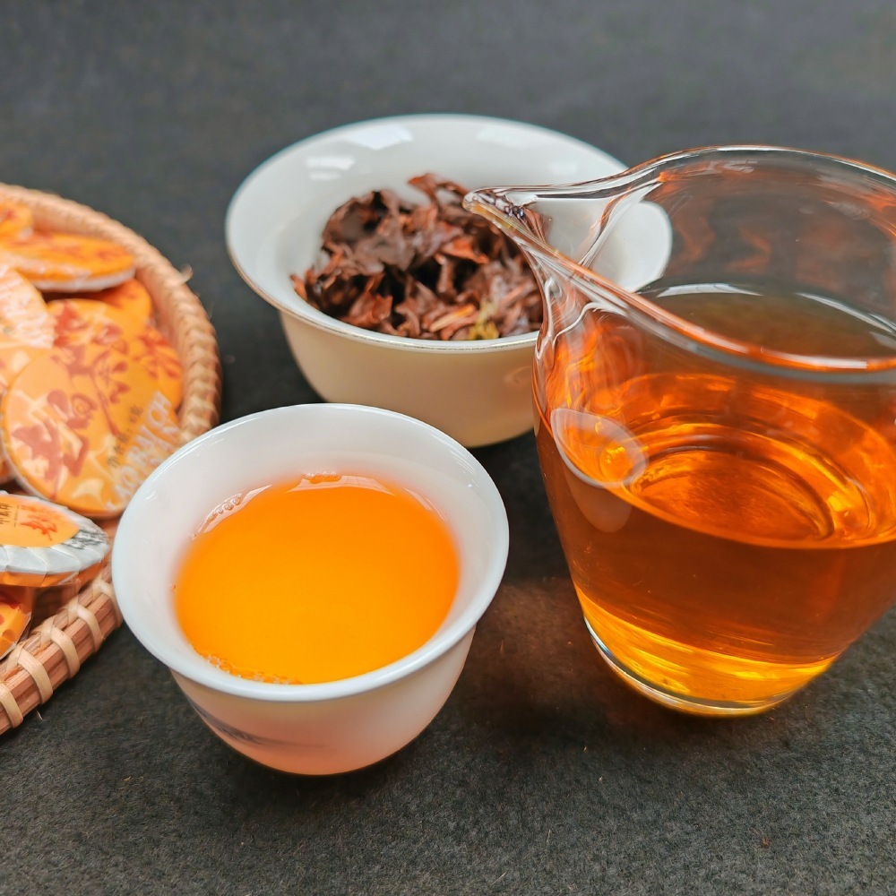 Nó là một món hàng trực tiếp của chiếc bánh trà trắng cũ 6 gram bánh trà trắng vào năm 2015