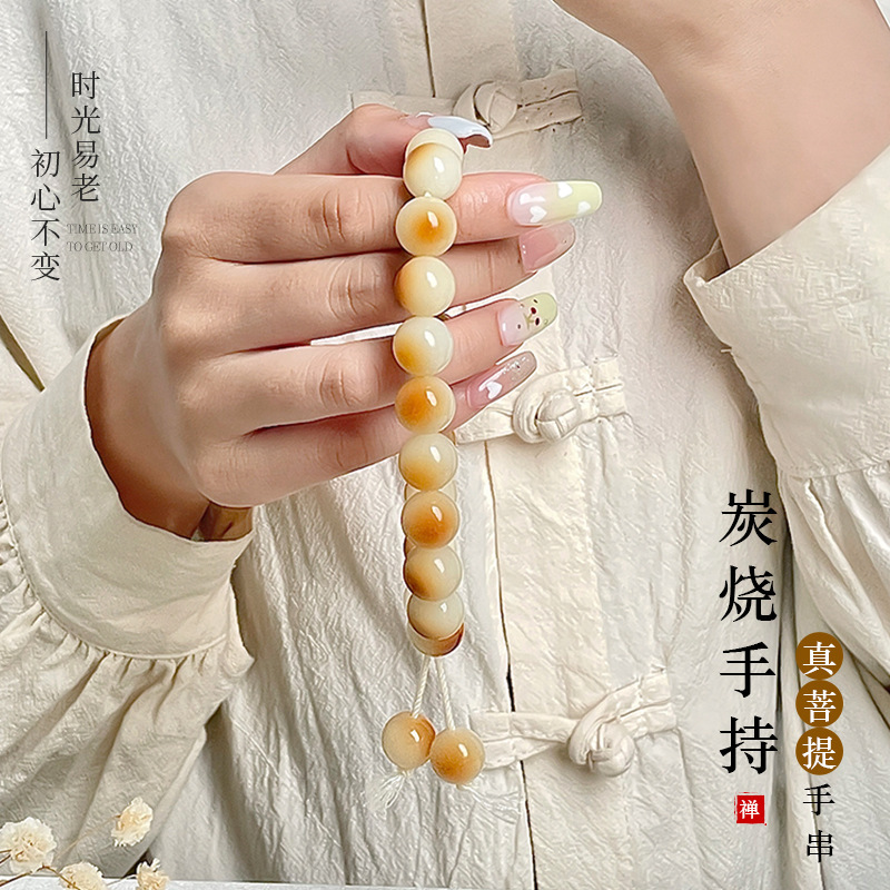 Bàn tay Phật tổ tự nhiên, chuỗi hạt màu trắng bị đốt cháy, của đàn ông và phụ nữ đang chơi với vòng nguyệt quế của Phật tổ.