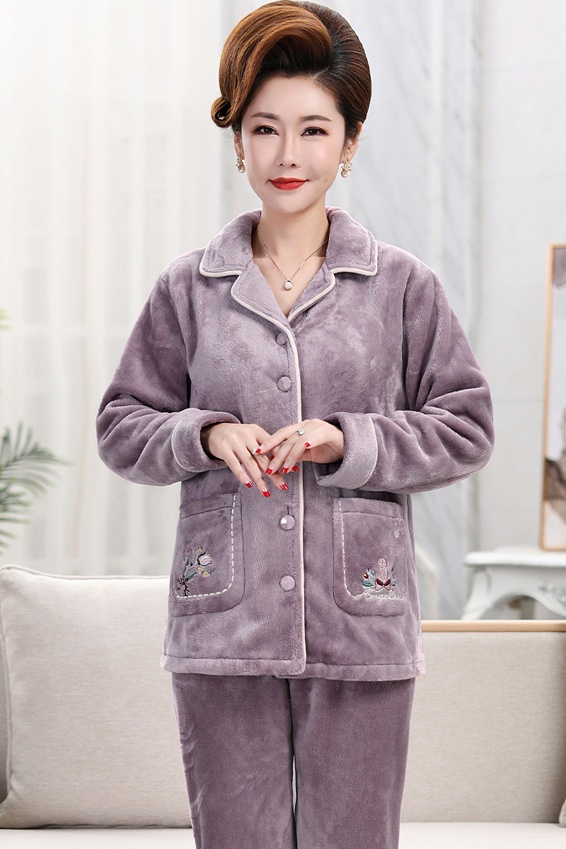 Vào mùa thu và mùa đông, vải nhung có thể mặc một bộ đồ pyjama cho những bà mẹ già trong nhung san hô.