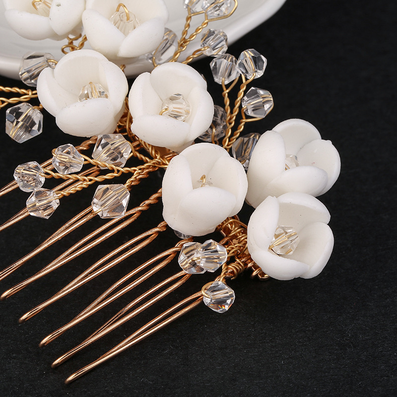 The American-American Amazonian women's party header with ceramic flower brides with crystal hair combs.