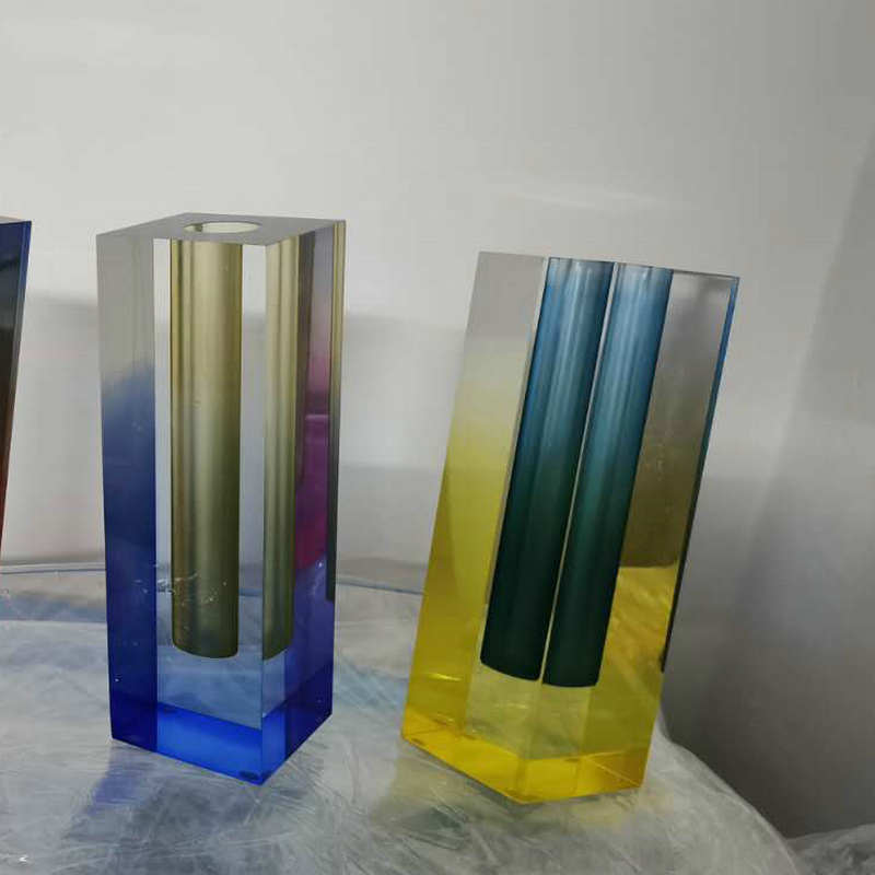 The manufacturer customises the Nordic creative vase OEM with a coloured and transparent flower dry vase.