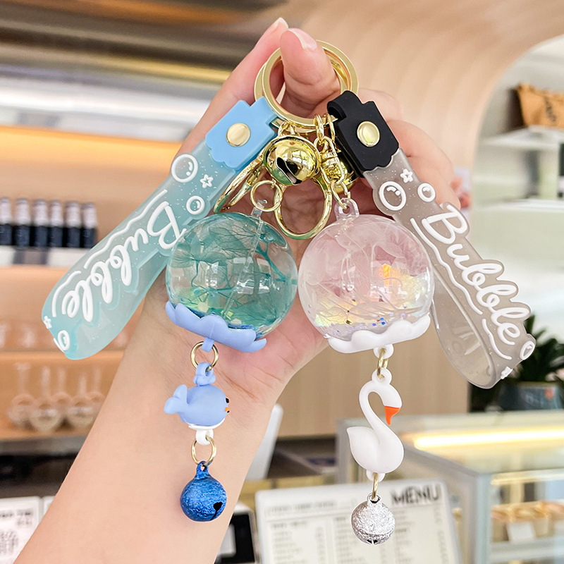 Tưởng tượng nổi những cái nút chìa khóa với những móng vuốt quấn túi của một cô gái trao tặng những món quà nhỏ.