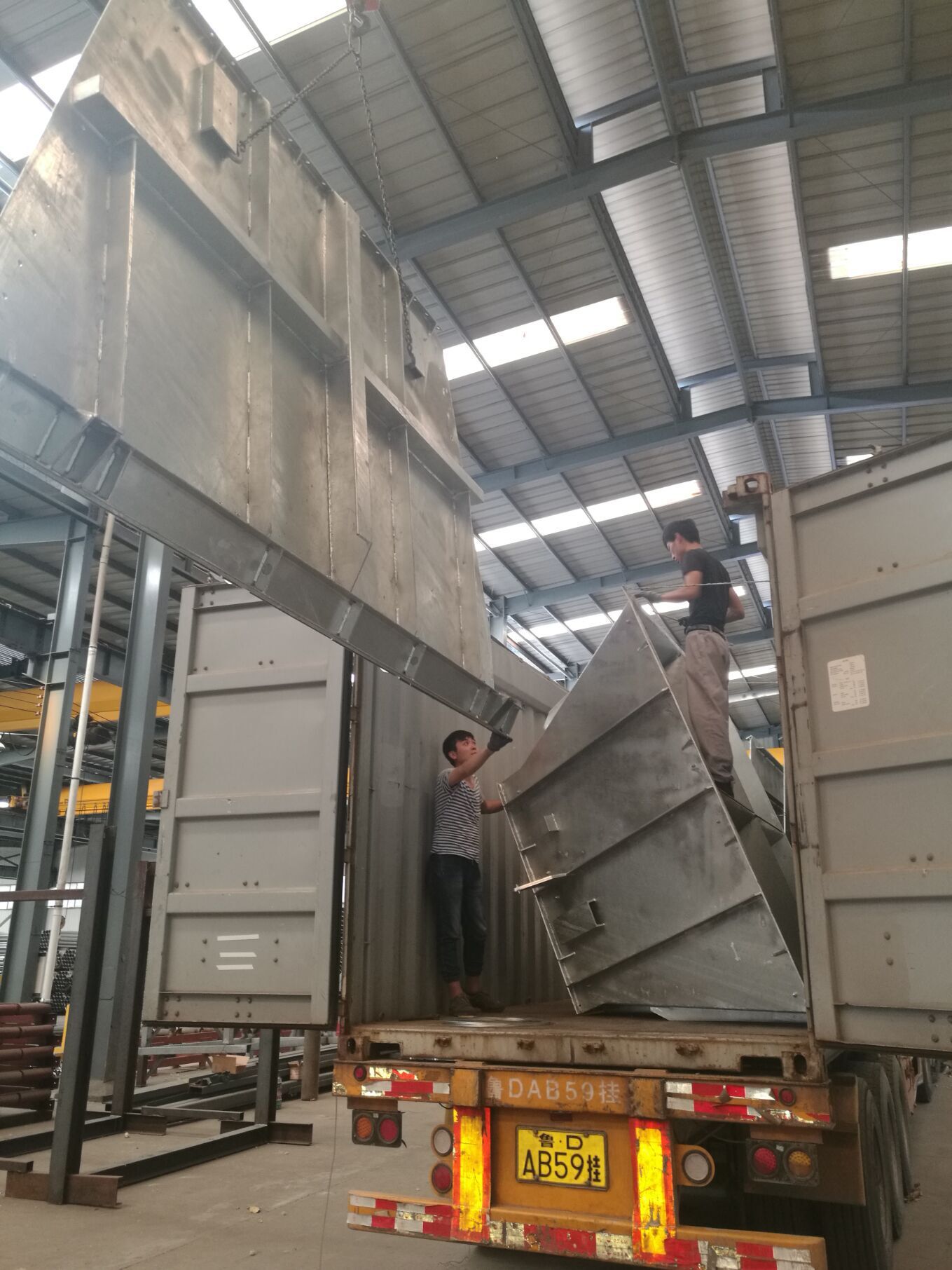 Shandong 3-D Steel Construction Corporation takes over the steel warehouse at the gravel mixer station