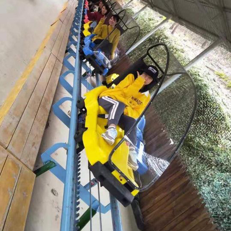 Double-track road-climbing of electric stainless steel outside the tourist landscape