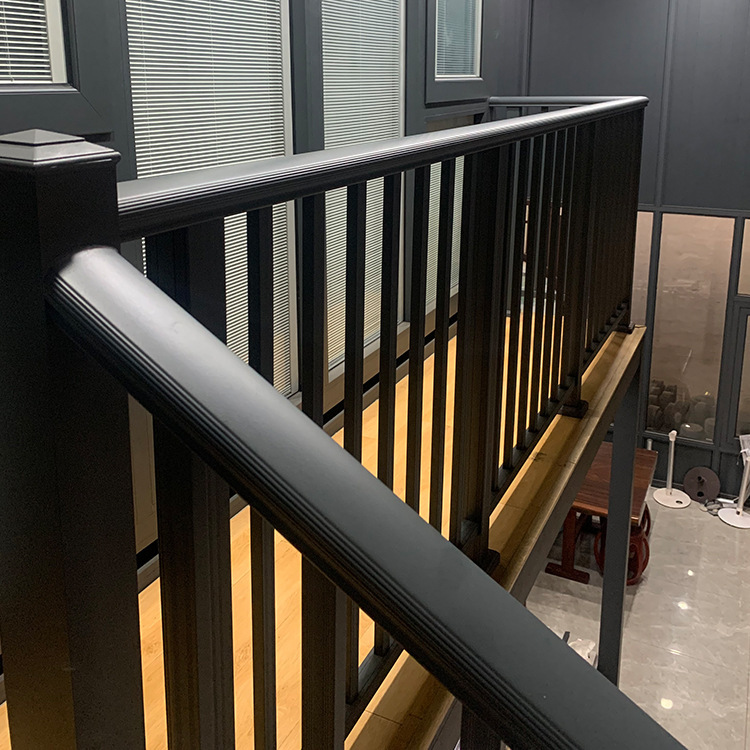 Hàng rào Aluminium bên ngoài khu vườn canh gác hàng rào trên ban công