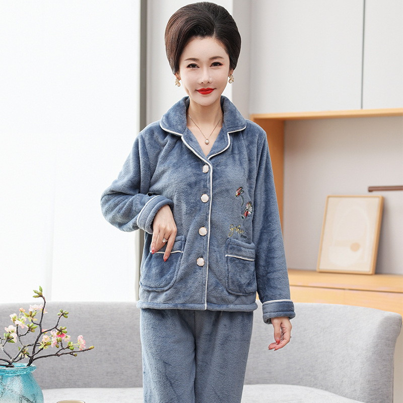 Vào mùa thu và mùa đông, vải nhung có thể mặc một bộ đồ pyjama cho những bà mẹ già trong nhung san hô.