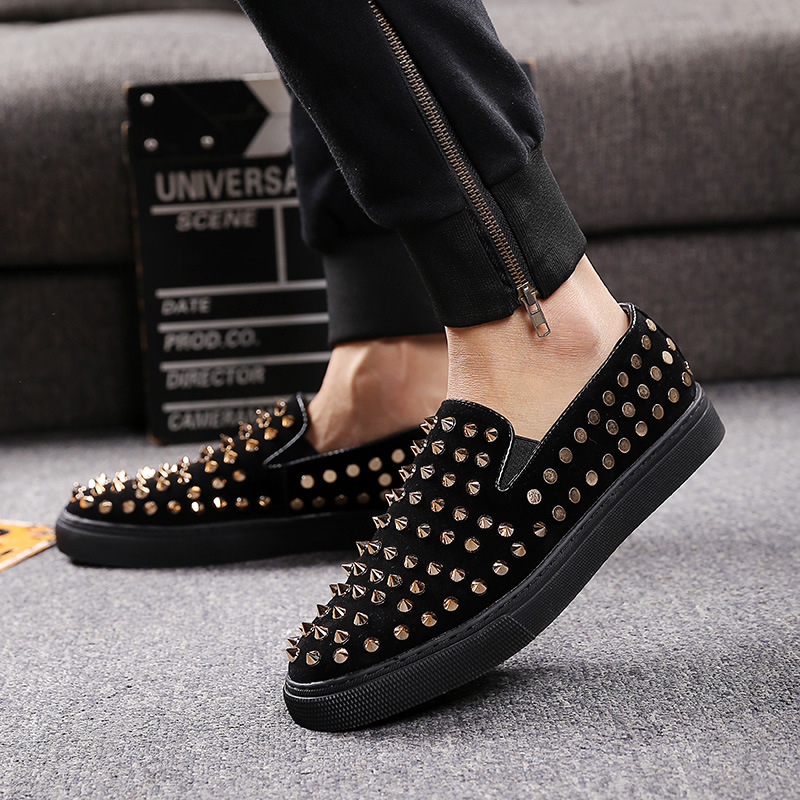 A new pair of pinned-up boys' shoes, lazy people's.