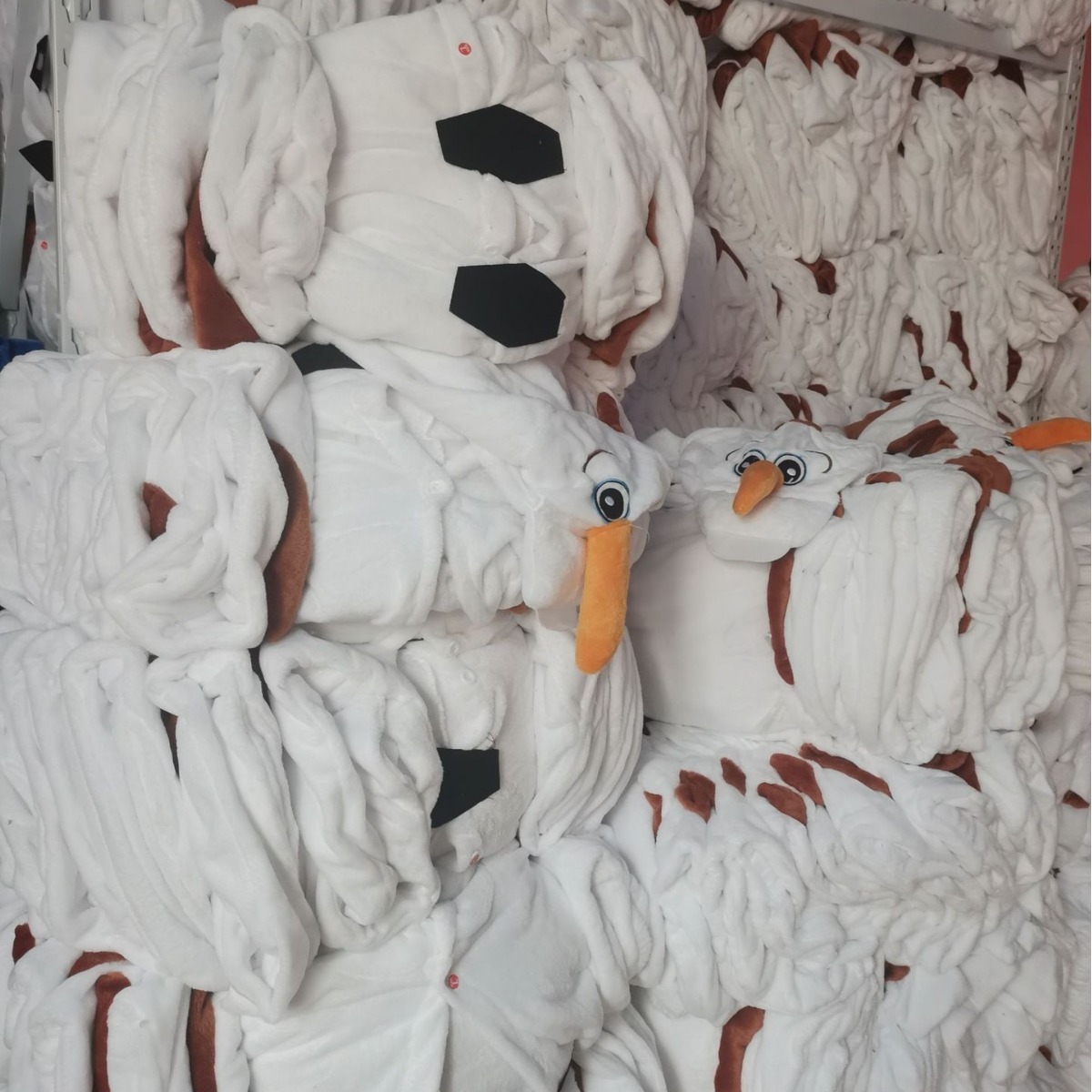 Người tuyết người Pháp vẽ tranh về bông tuyết pyjama như một cái nhà vệ sinh có kích cỡ bằng nhà vệ sinh.