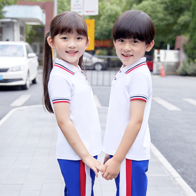 A new short-sleeve summer school uniform for young and middle-aged children in a blue POLO shirt for the summer.