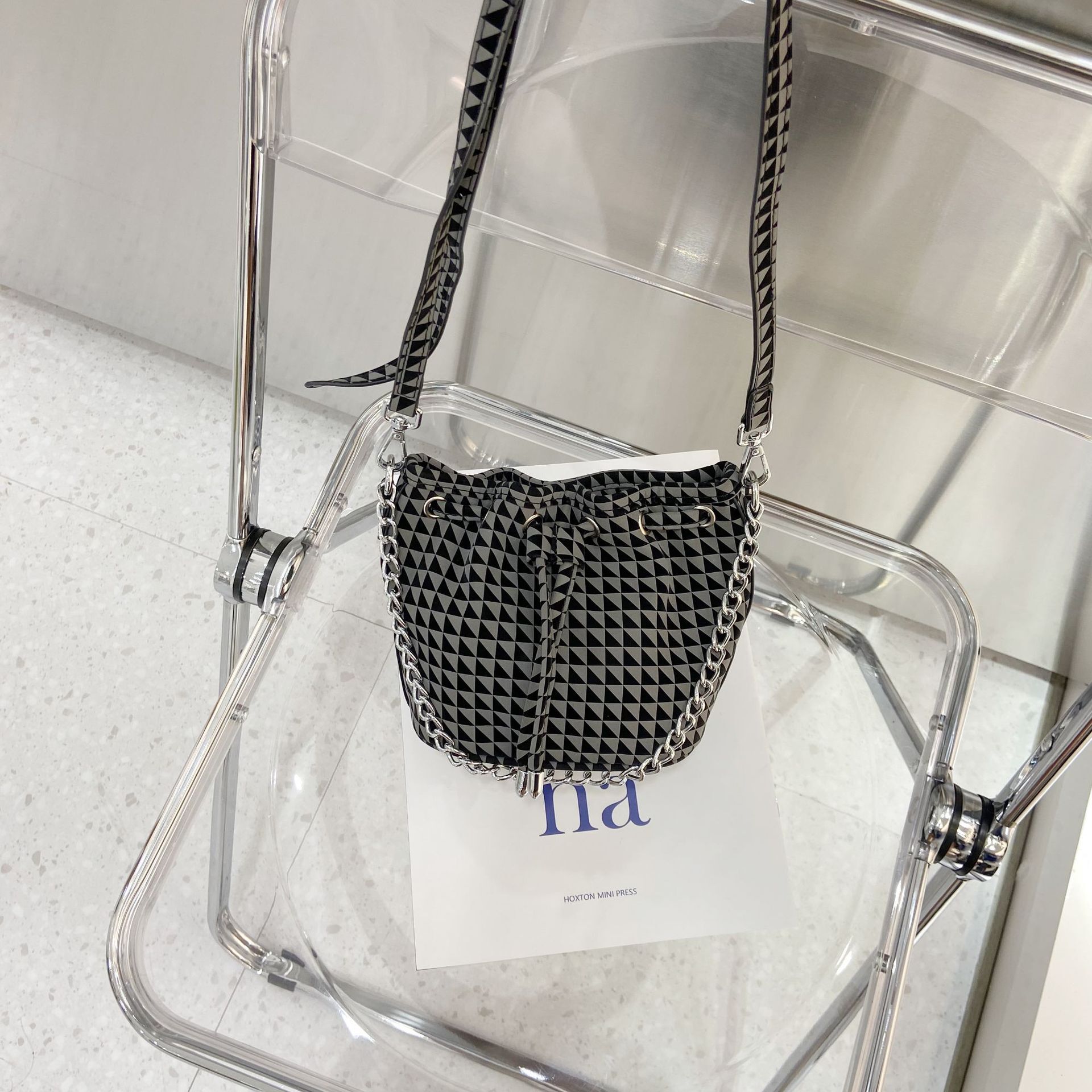 A new 2023 mini-water bucket, a stylish, one-shouldered handbag.