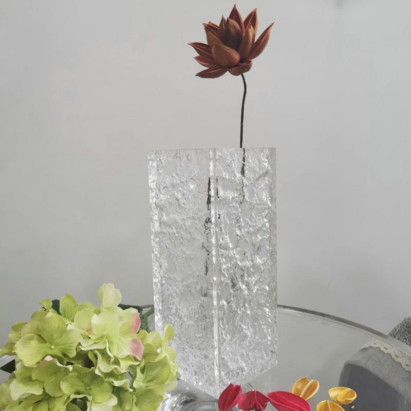 Wholesale creative desktop styling with an alien Akli vase to customize a colored organic glass display box