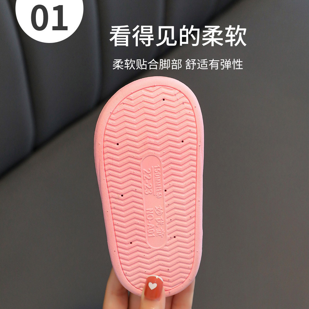 Đôi dép cho trẻ con, cho các bé trai và các bé gái mùa hè, và một đôi dép khủng long nhỏ dễ thương phía dưới.