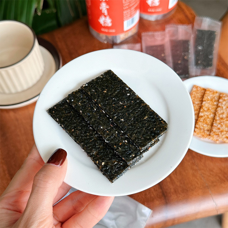 Cả đống keo dán, màu đỏ và chất thải.