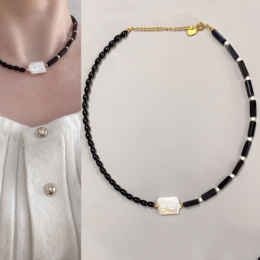 Autumn and winter's personal chain, a black piece of natural rock and a pearl necklace.