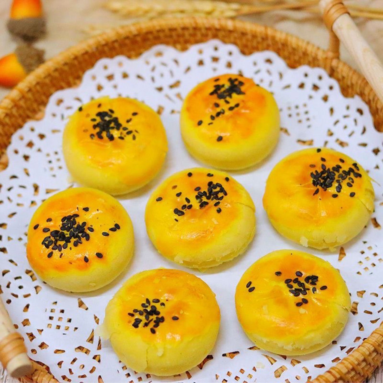 Đậu đỏ với 12 viên kẹo trong hộp.