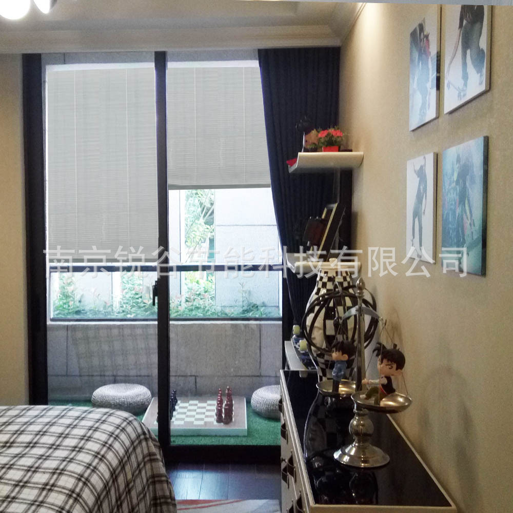 Tấm kính trống một nửa và một nửa thẳng ở Thung lũng 3 Nam Kinh.