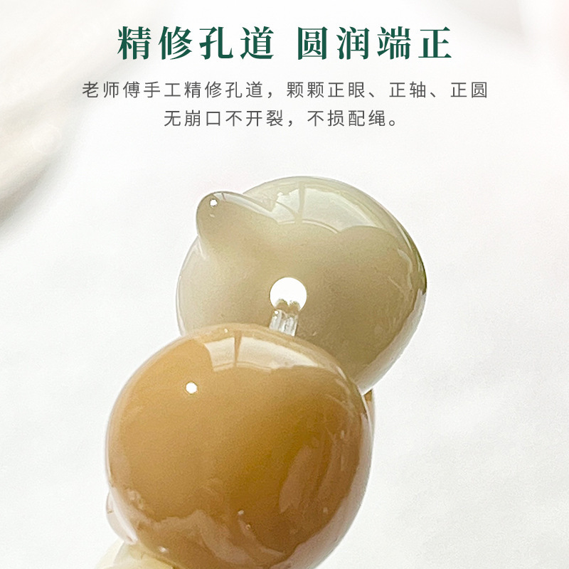 Tượng Phật Bàn Tay Tự nhiên khắc một ngón tay mèo dễ thương và chơi với vòng tay hạt ban đêm.