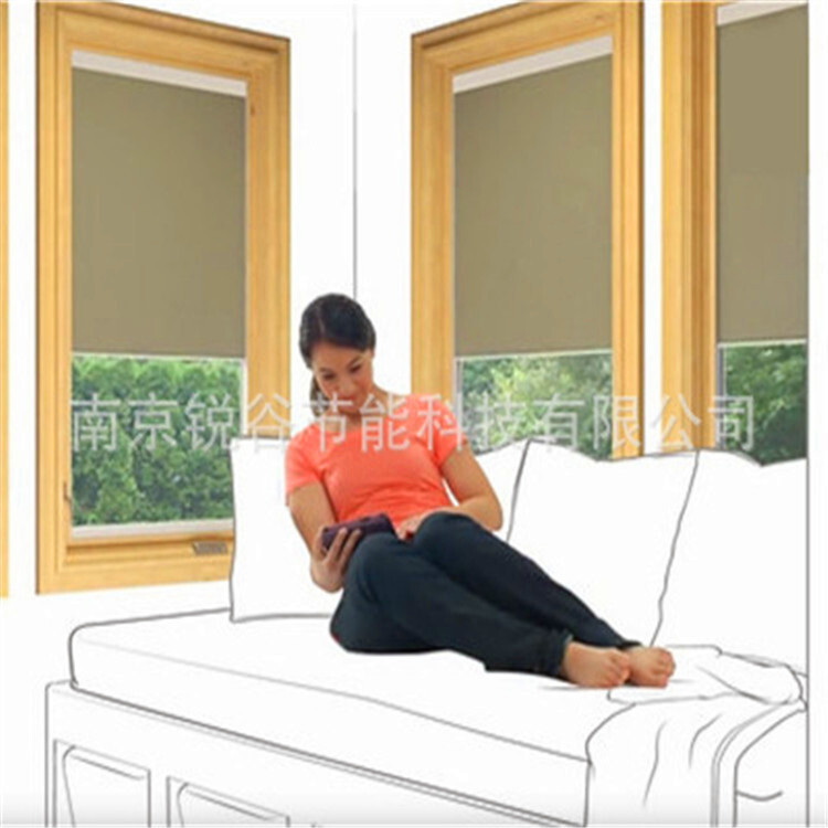 Kính rỗng trong phòng điều khiển từ trường.