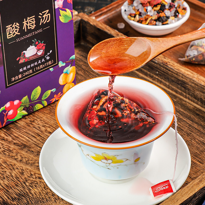 Súp mận, nguyên liệu cho trà, và một mầm từ súp mận mùa hè ở Bắc Kinh.