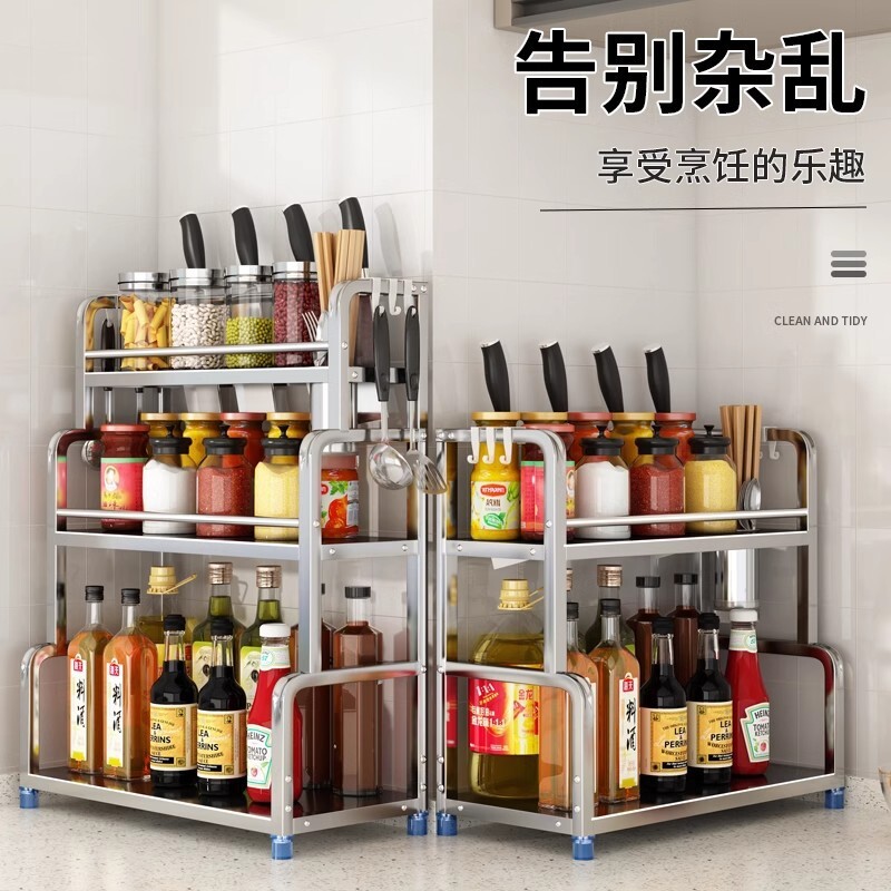 Nhà bếp đã thiết lập đũa, dụng cụ nấu ăn không gỉ, kệ nhiều tầng.